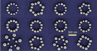 Grafik konnte nicht angezeigt werden (REM-Aufnahme von plasmonischen Molekülen aus Gold Nanopartikeln)